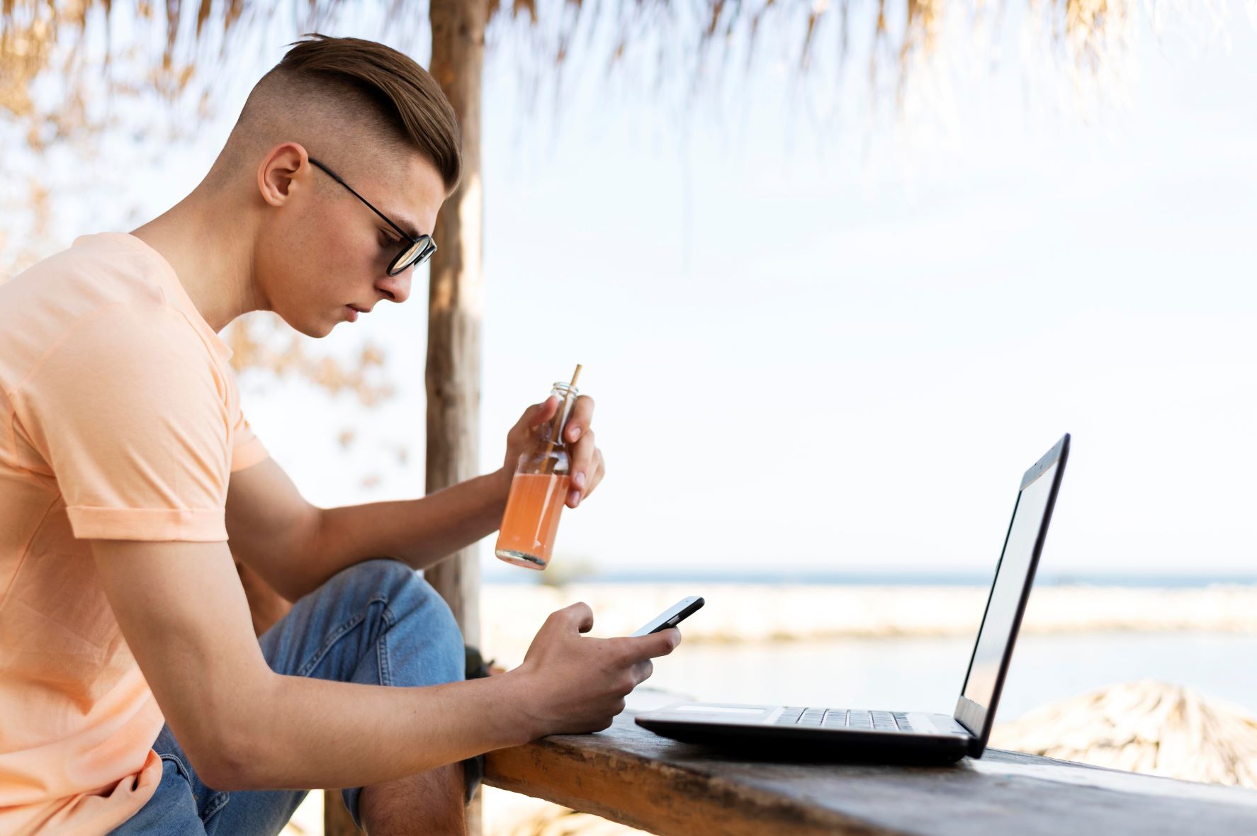 Illustration de l’utilisation d’un VPN lors d’un voyage – Crédit : Freepik